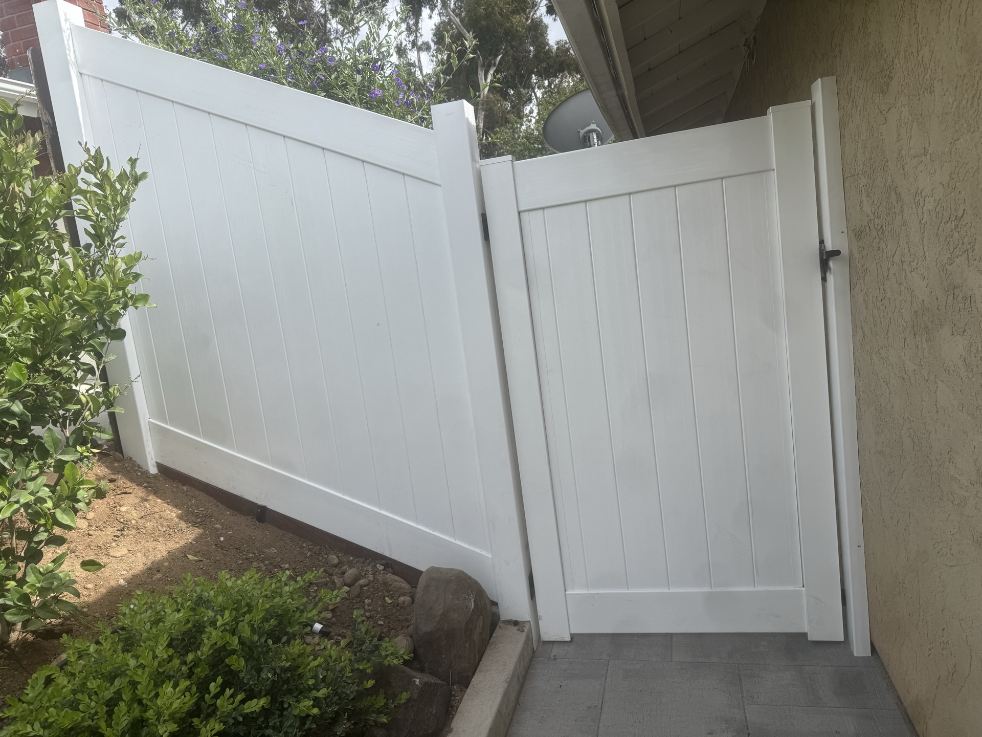 Vinyl privacy fence with gate installation