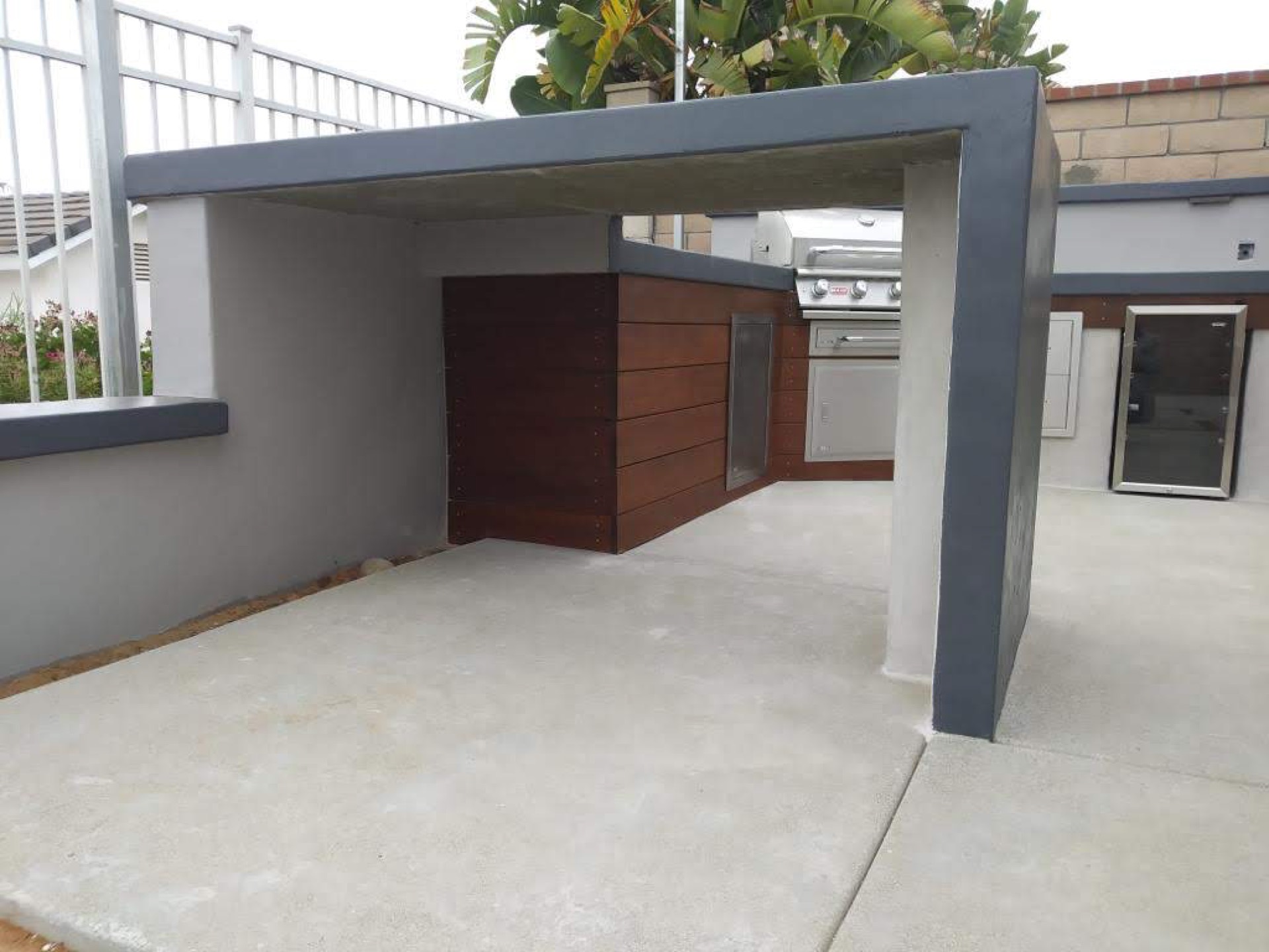 San Diego outdoor kitchen with hardwood and grill